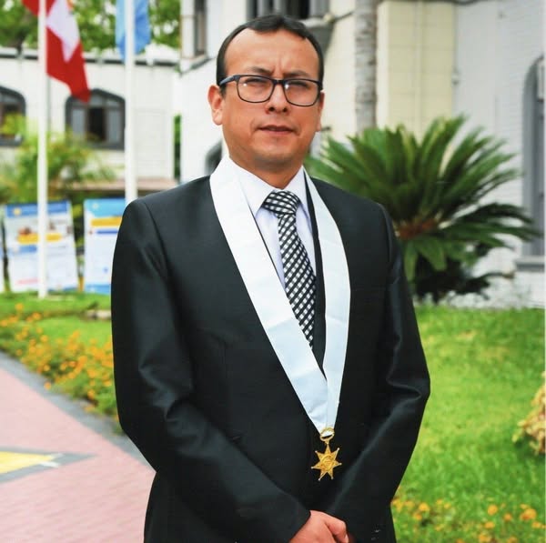 Dr. Rafael Omar Llanos Gamarra 